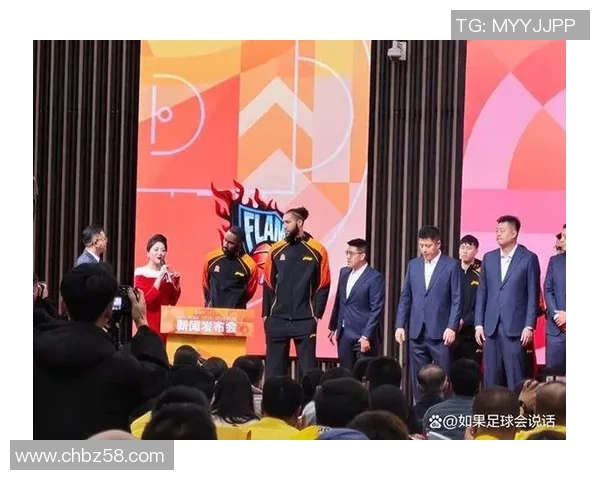 康迪特抵达太原！球迷与工作人员接机，喊山西标语，蓝领特点拉满